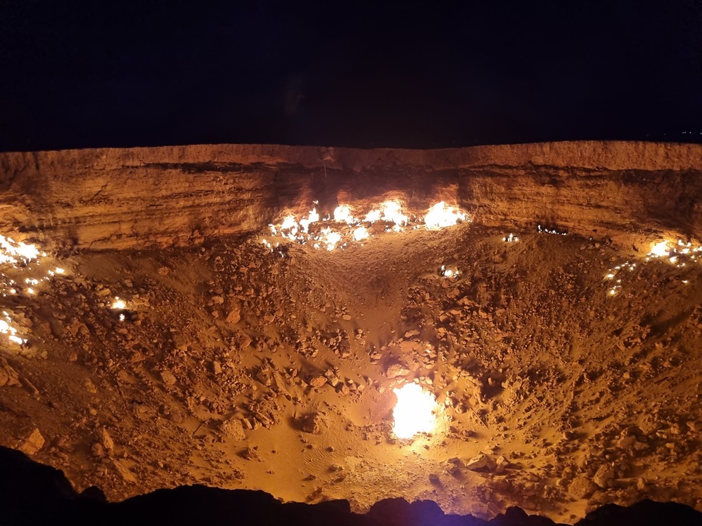 De prachtige Darwaza-krater in Turkmenistan brand al 50 jaar
