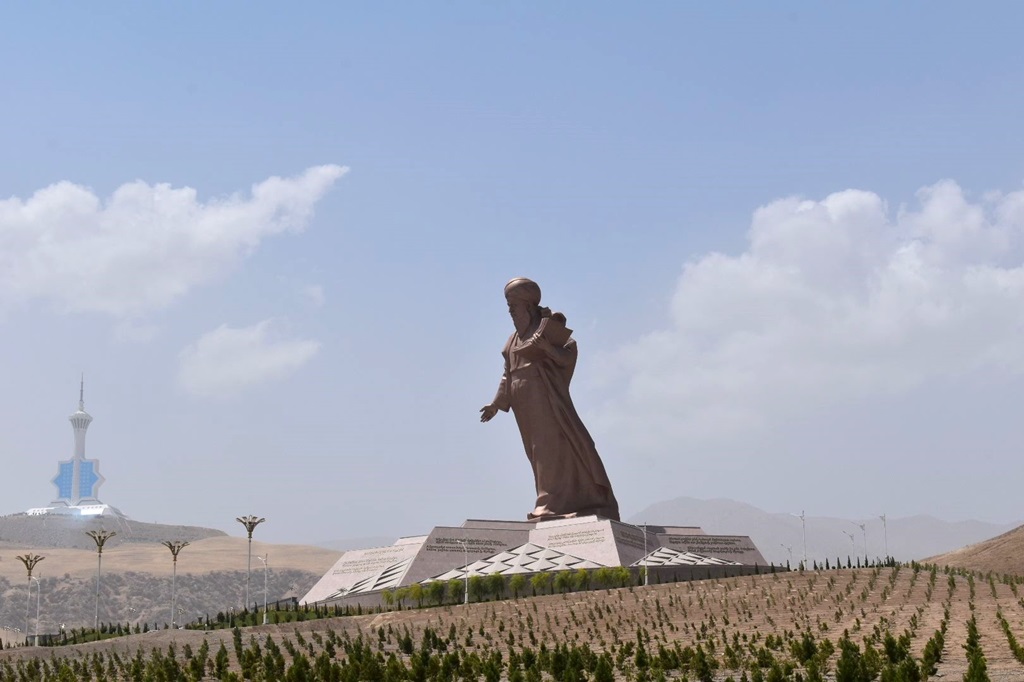 Twee immense monumenten die records houden in Turkmenistan