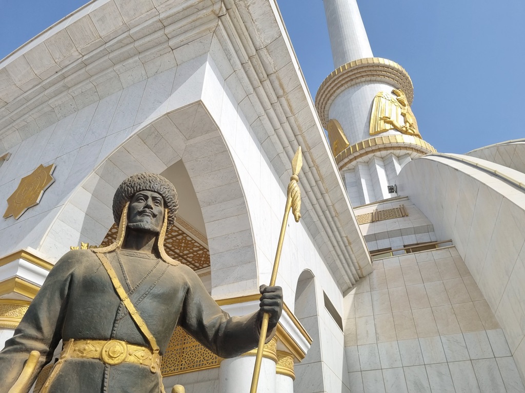 Alles in Ashgabat is zo ongeveer wit en goud