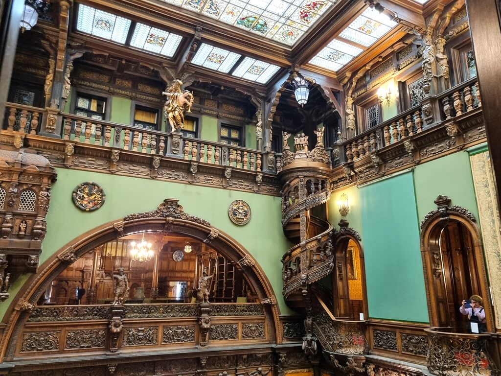 De binnenkant van Kasteel Peles is zeer donker en houterig