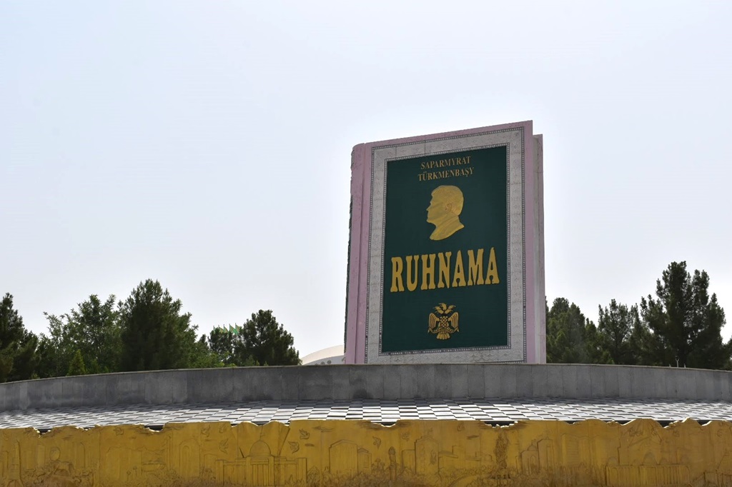 Ruhnama is het beroemde boek van de grote leider in Turkmenistan