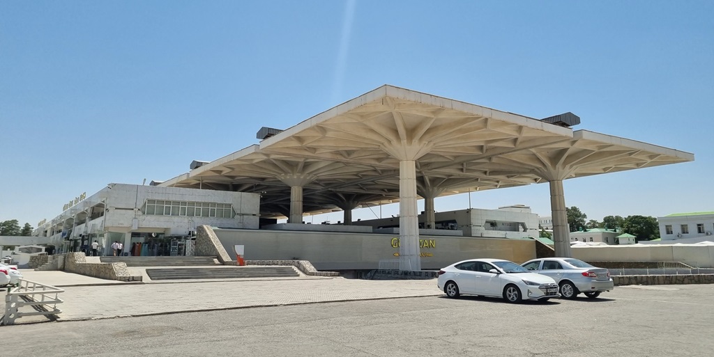Het gebouw van de Russian Bazar in Ashgabat