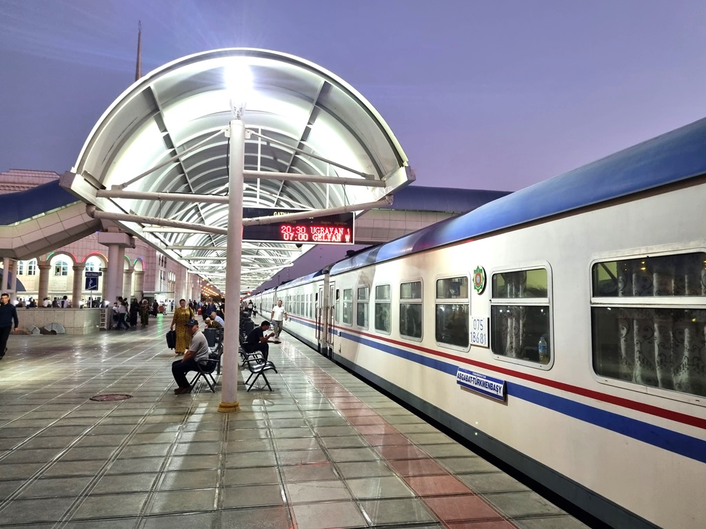 Het station van Ashgabat waar je in de ochtend vroeg aankomt