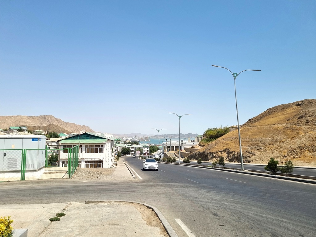 Turkmenabasy ligt aan de Kaspische Zee