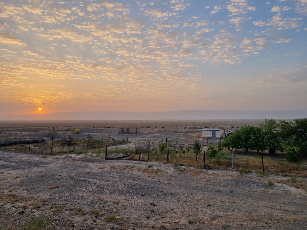 Zonsondergang vanuit de nachttrein naar Ashgabat