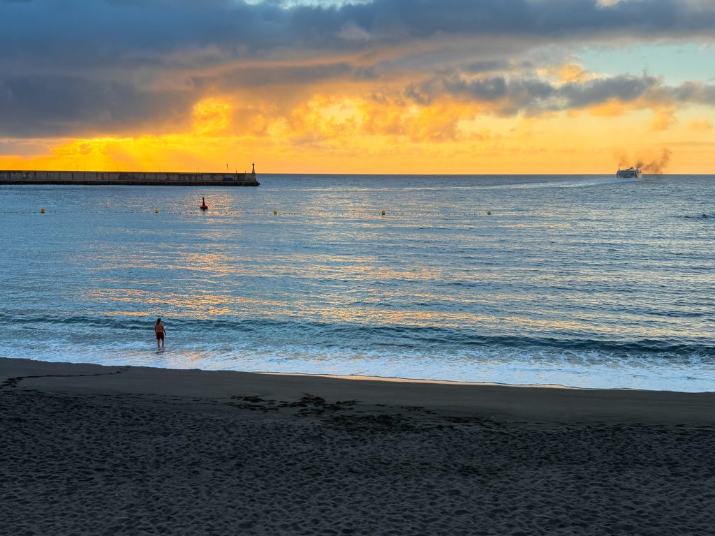 Het strand van Santa Cruz de La Palma tijdens zonsopgang