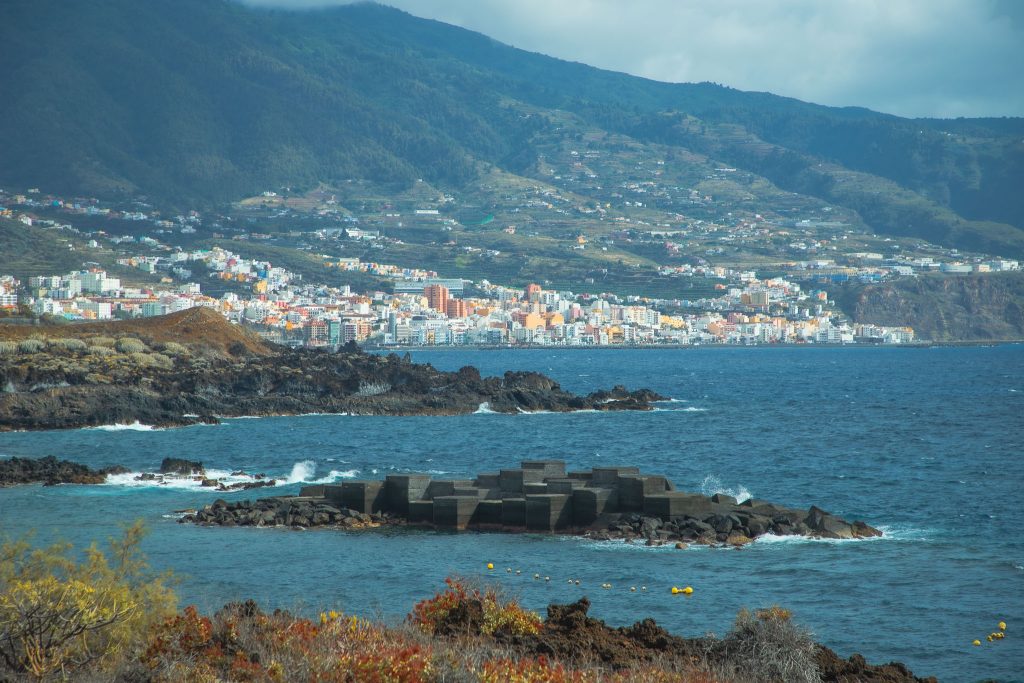 Hoofdstad Santa Cruz vanaf de kust van  Los Cancajos