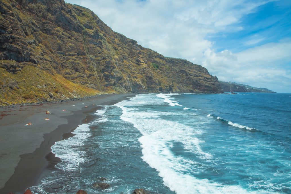 Zwarte strand van Playa de Nogales in La Palma