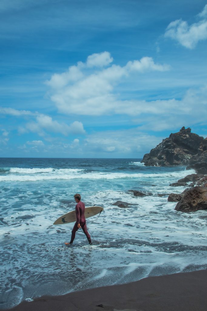 Surfers op Playa de Nogales in La Palma