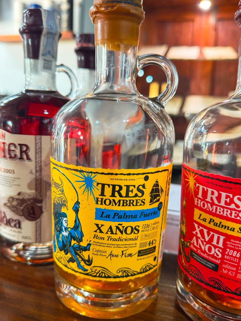 Fles Tres Hombres rum van Ron Aldea rumfabriek in San Andres