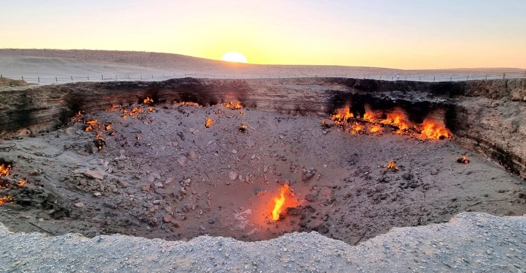 De bekendste attractie van Turkmenistan is de Derwaza krater