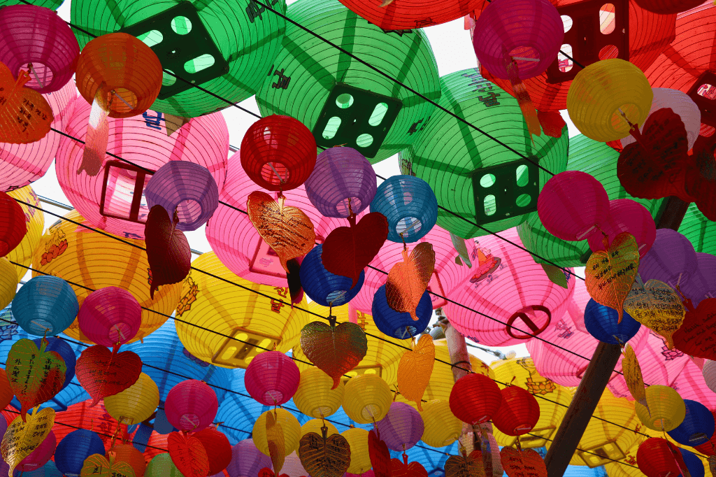 De tempels in Korea zijn vaak versierd met vrolijk gekleurde lampionnen