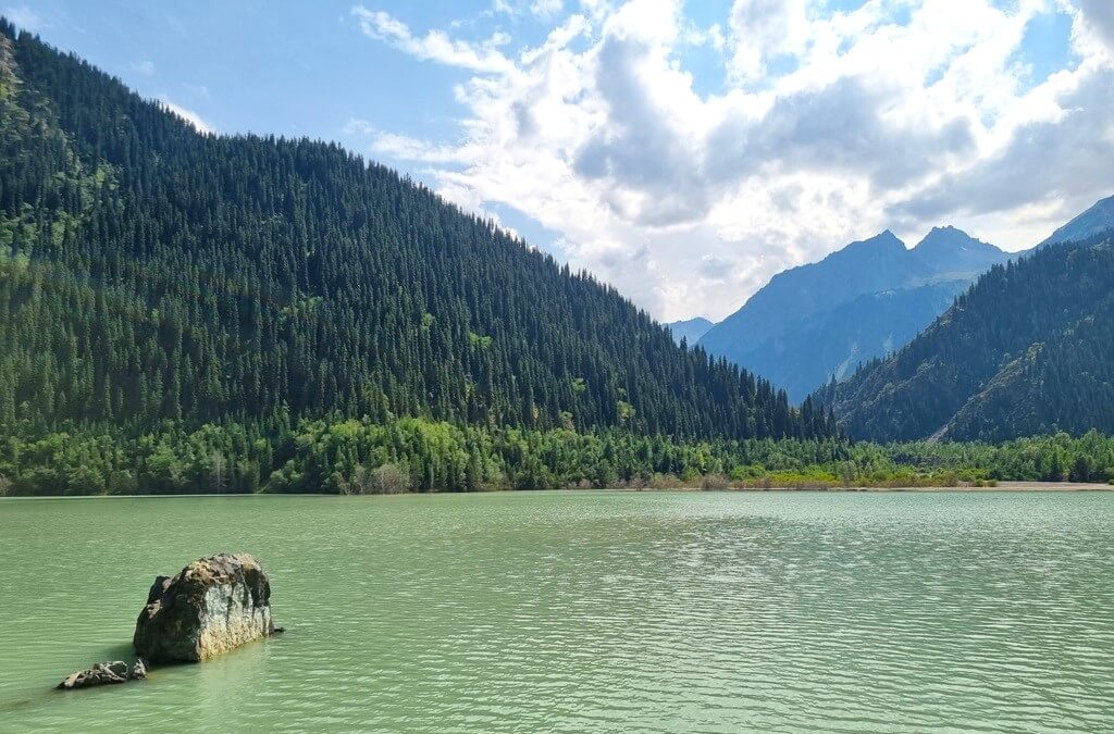 Esik lake ligt zeer dicht bij Almaty en is daardoor een ideale dagtrip