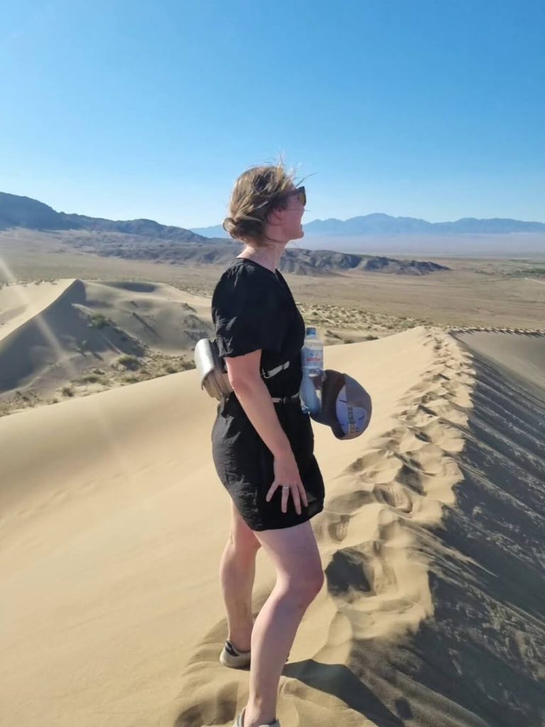 De wandeling op de zingende duinen in Kazachstan is heet maar prachtig