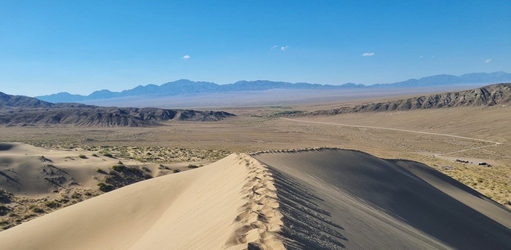 De zingende duinen in Kazachstan zijn misschien de meest absurde attarctie in Kazachstan