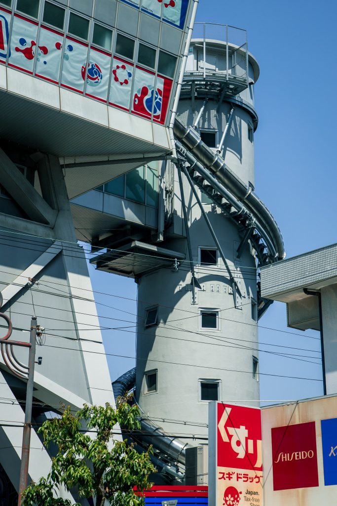 Tsūtenkaku met haar glijbaan in Osaka