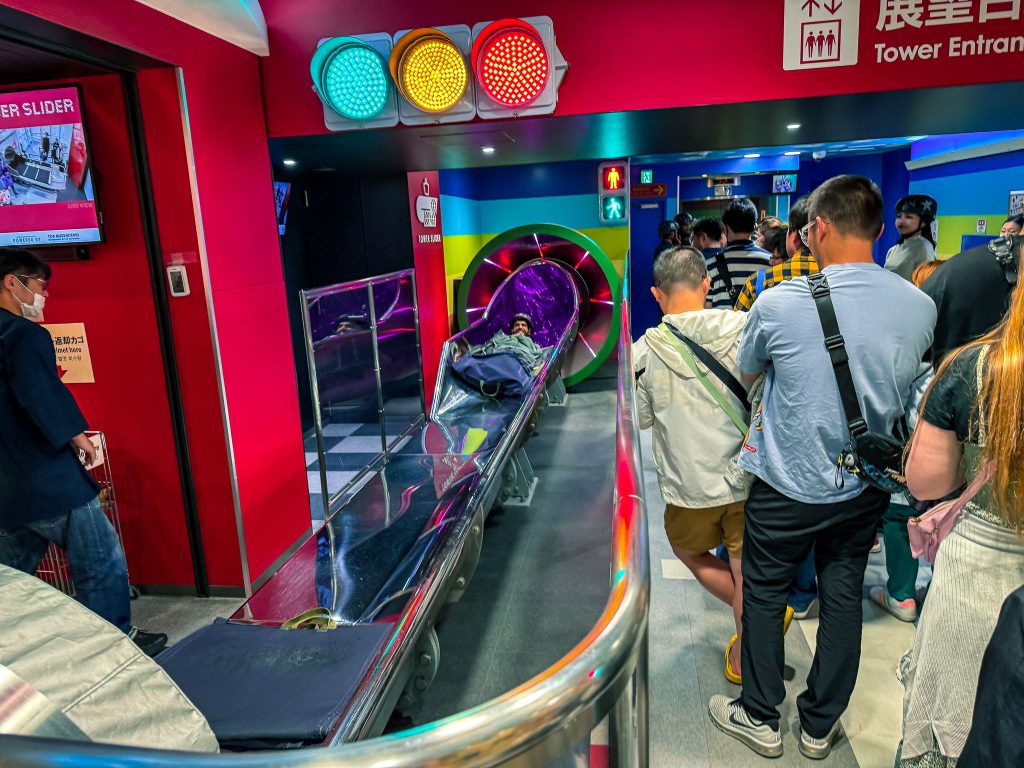 Tsūtenkaku met haar glijbaan in Osaka