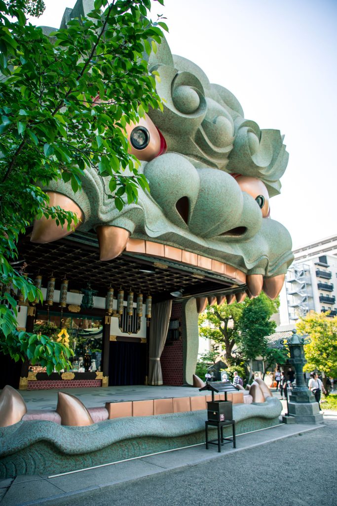 Namba Yasaka Shrine in Osaka, de leeuwenkop tempel