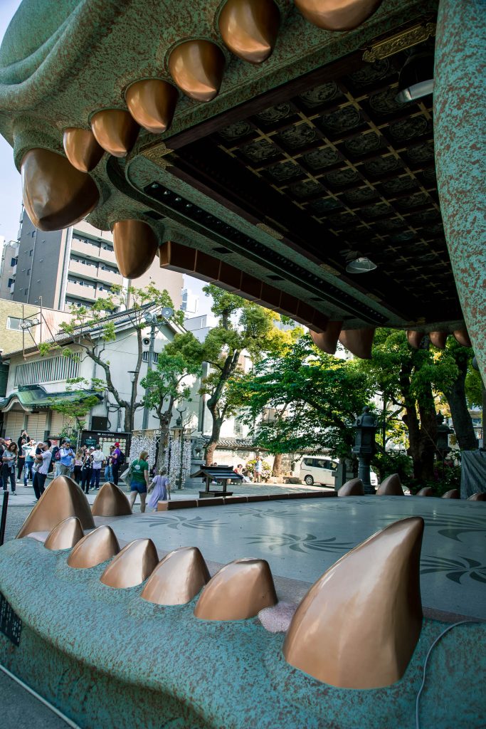 Namba Yasaka Shrine in Osaka, de leeuwenkop tempel