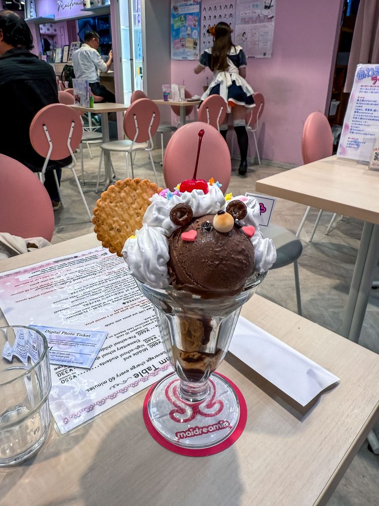 Maid cafe in Tokio