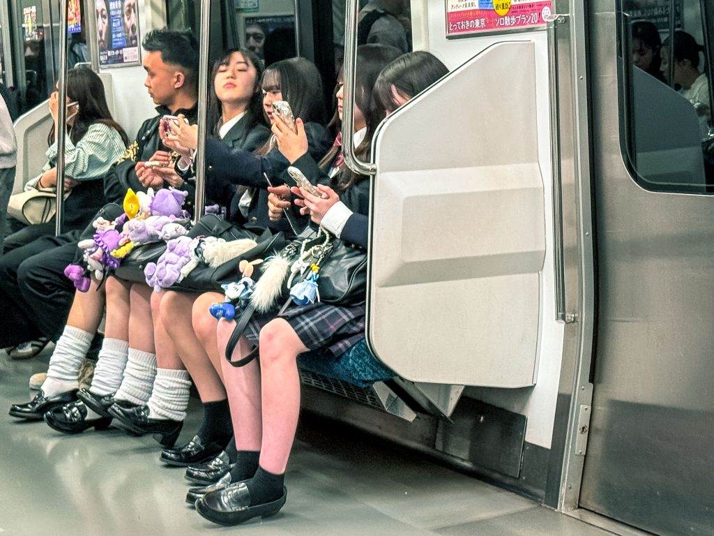 Meisjes in de metro van Tokio