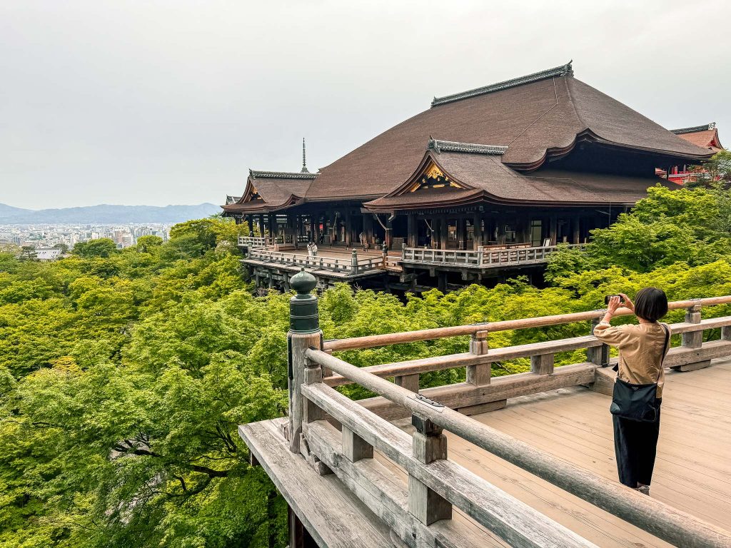 Kiyomizu-dera bezoeken in Kyoto tijdens rondreis Japan met kinderen