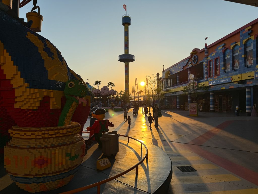 Zonsondergang bij Legoland Japan