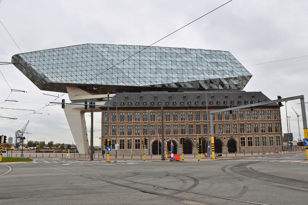 Als je van architectuur houdt, mag je het Havenhuis in Antwerpen niet missen