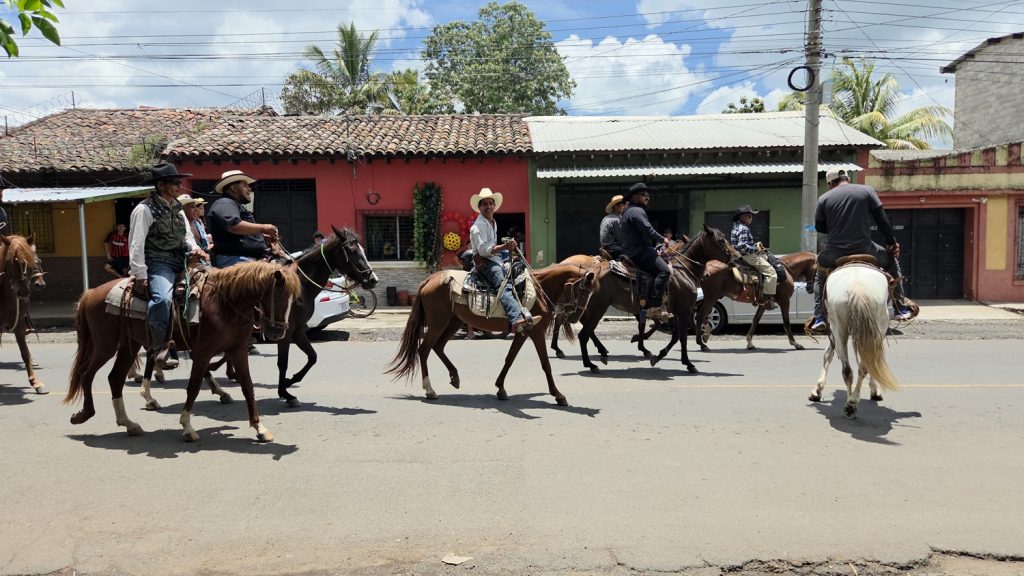 Vele cowboys te paard in de straten van El Salvador