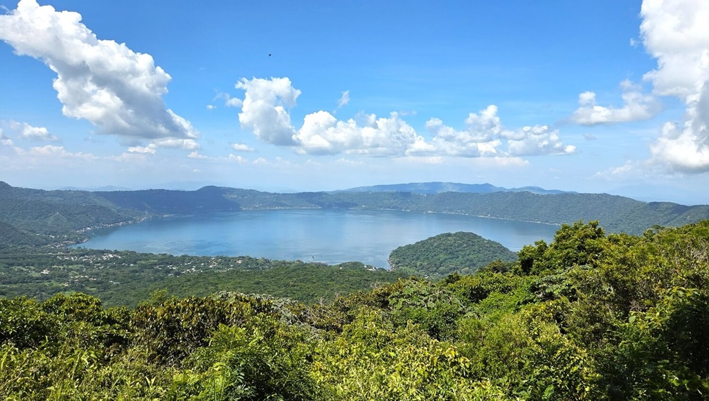 Uitzicht over Lago de Coatepeque in El Salvador