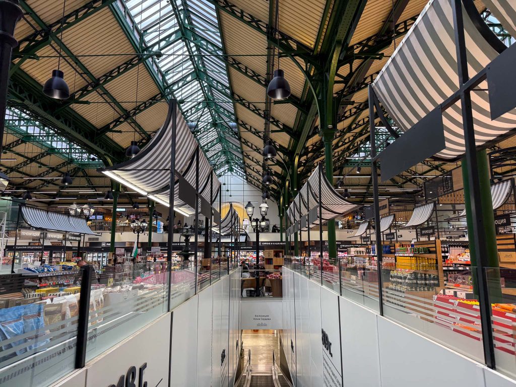 Central Market Hall Sofia omgebouwd tot supermarkl