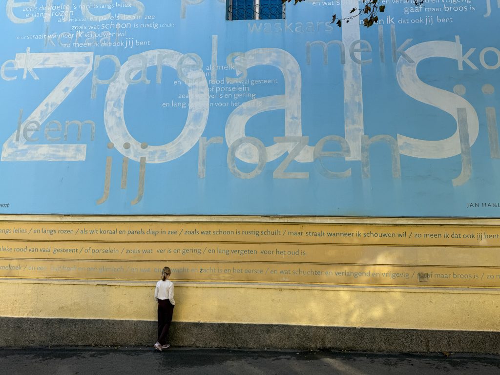 Gedicht Jan Hanlo op muur in Sofia