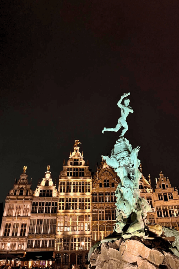 Op de Grote Markt van Antwerpen staat een standbeeld dat de legende van het 'handwerpen' uitbeeldt