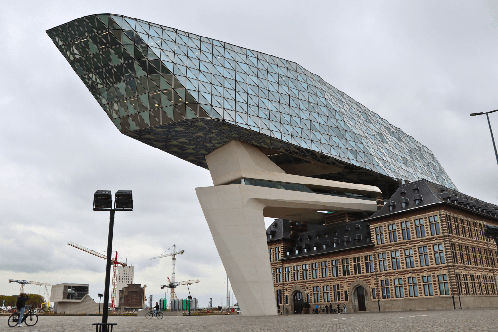 Het futuristische Havenhuis in Antwerpen