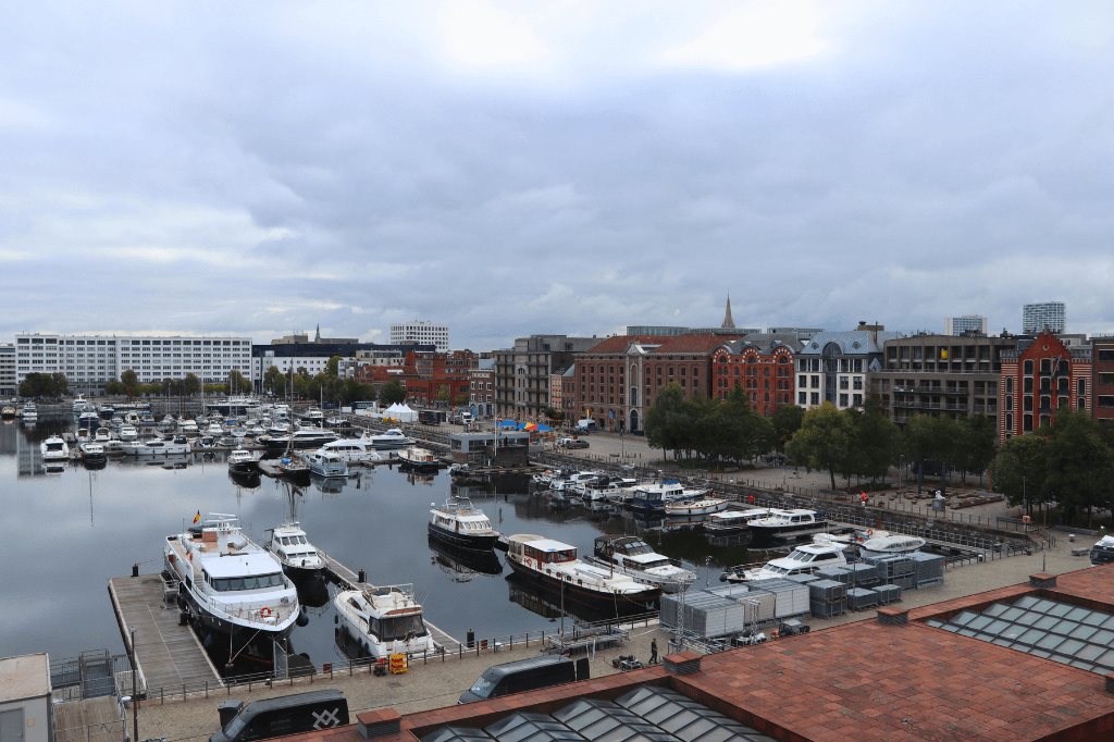 De jachthaven op Het Eilandje bekijk je het beste vanaf het dak van Museum aan de Stroom