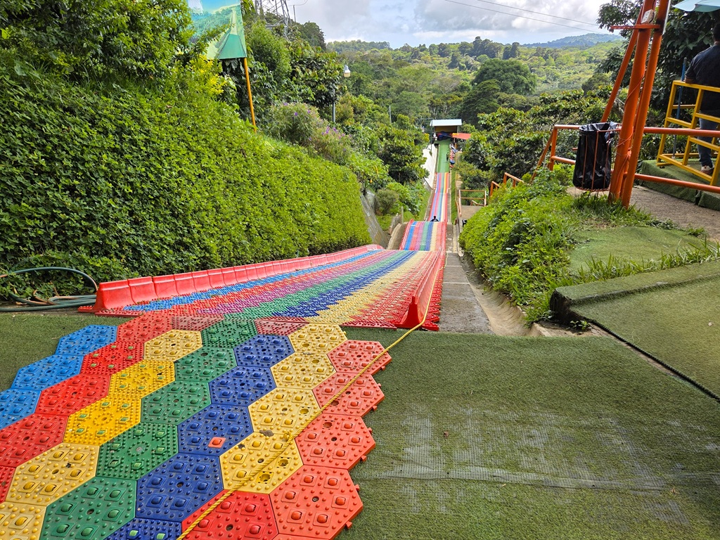 In Albania bij de ruta de las flores kun je van een regenboogglijbaan afglijden
