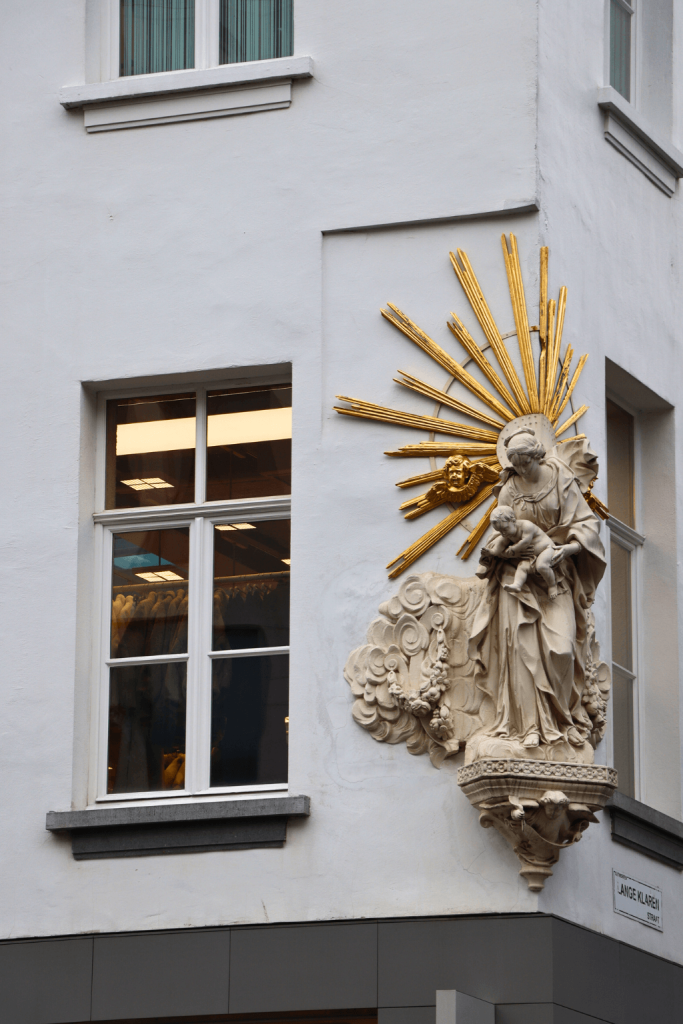 De Meir, de grootste winkelstraat van Antwerpen, heeft mooie historische gevels