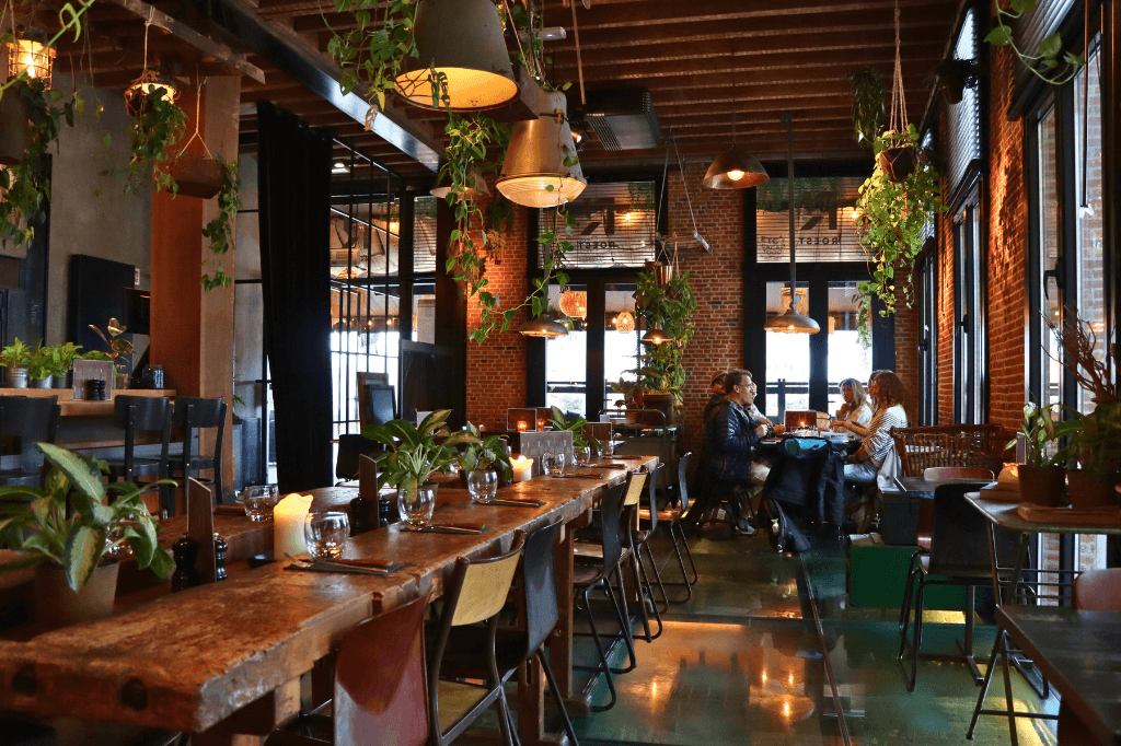In Restaurant Roest op Het Eilandje eet je in een industriele omgeving bomvol planten