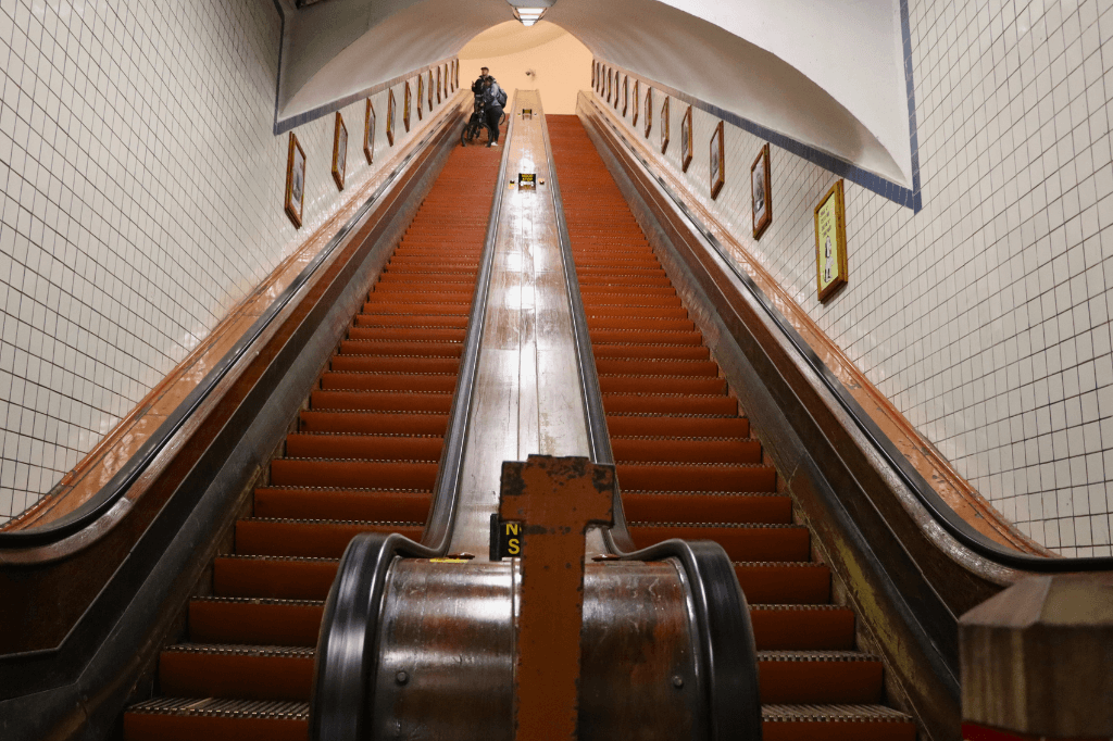 Leuk om mee te pakken als je gaat fietsen in Antwerpen: de houten roltrappen van de Sint Annatunnel