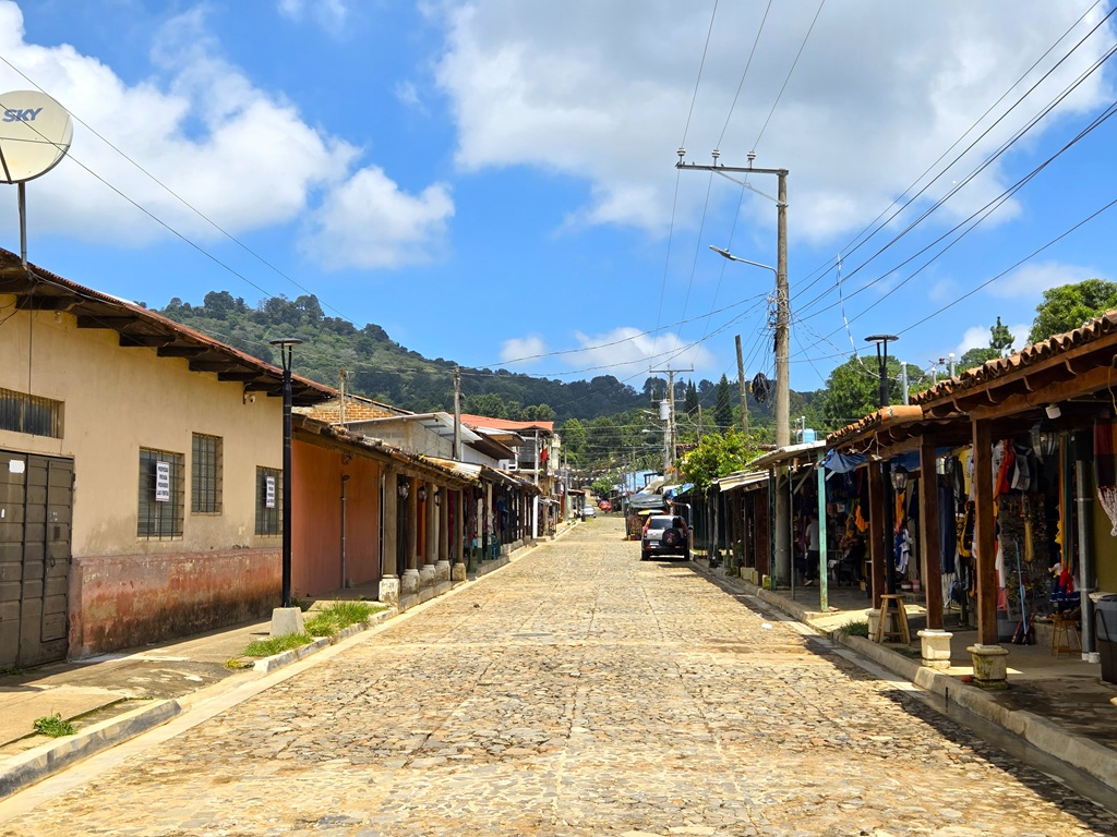 De vele vulkanen zijn bijna altijd zichtbaar in het straatbeeld van El Salvador