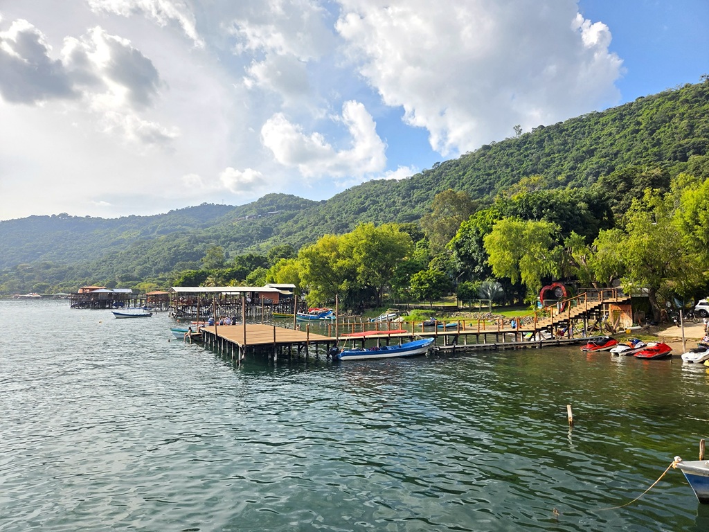 Na het beklimmen van de Santa Ana Vulkaan kun je afkoelen in het meer