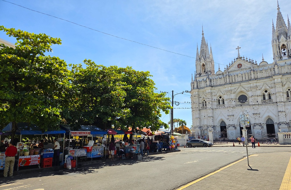 Santa Ana is een wat grotere stad tijdens je rondreis door El Salvador