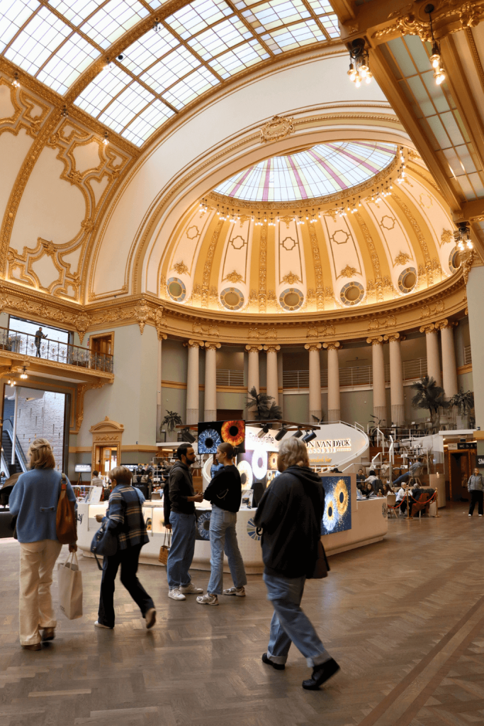 Stadsfeestzaal in Antwerpen is een prachtig versierd winkelcentrum