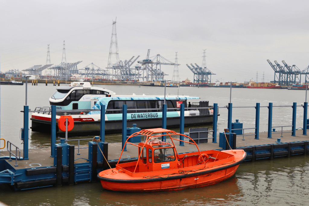 Als je gaat fietsen door de haven van Antwerpen, neem dan van Antwerpen de Waterbus naar Fort Lillo en fiets vervolgens terug