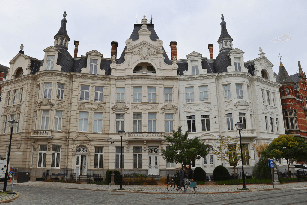 Een van de leukste wijken in Antwerpen om doorheen te fietsen is Zurenborg, vol chique huizen