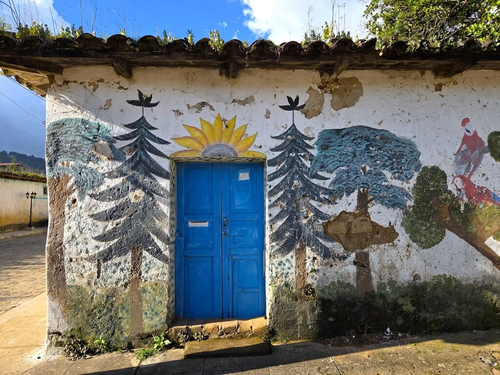 De dorpjes langs de Ruta de las Flores hebben veel murals en streetart