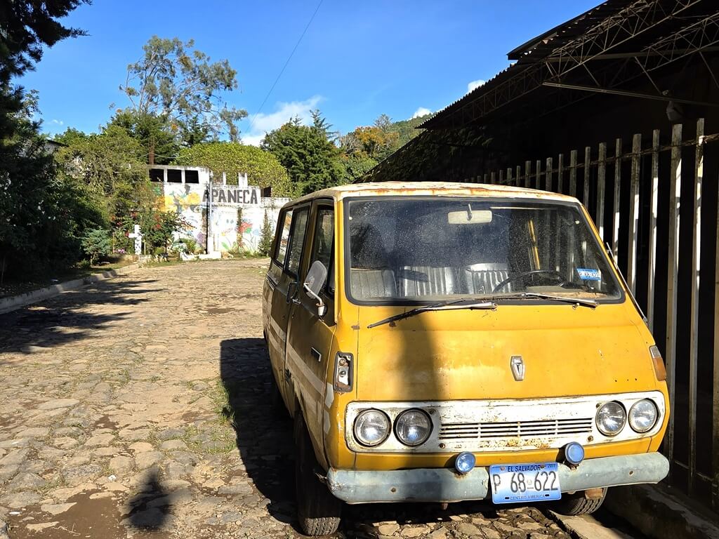 Auto's in het kleine dorpje Apaneca