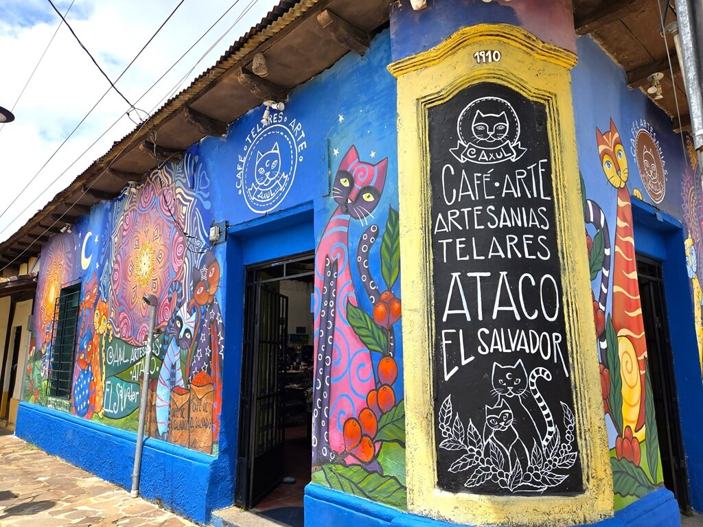 De dorpjes langs de Ruta de las Flores hebben veel murals en streetart
