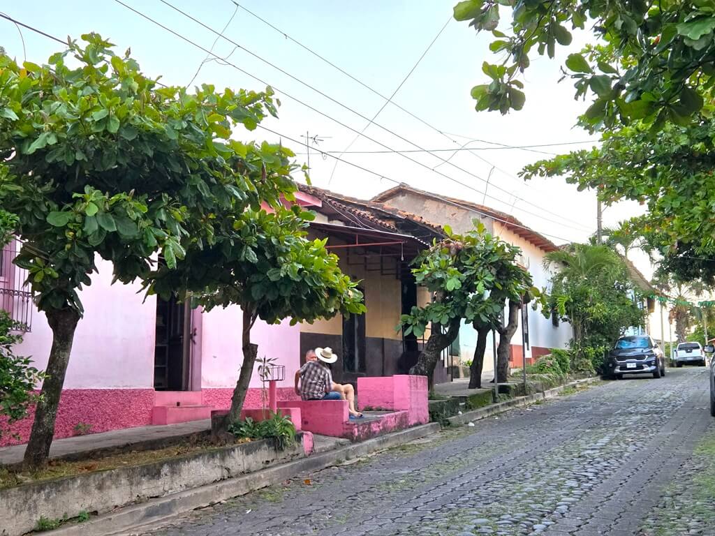 Het rustge dorpsleven in El Salvador
