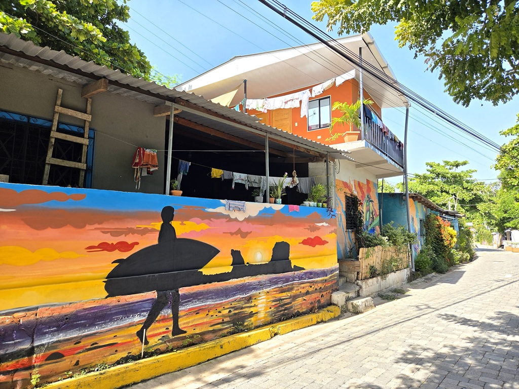 Streetart is surfdorp El Tunco